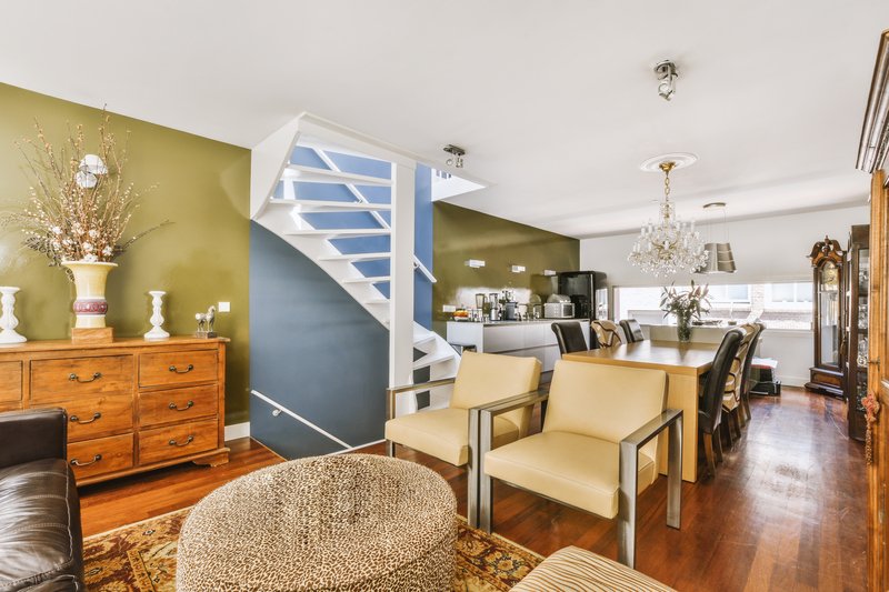 interior de casa, escaleras sala y comedor